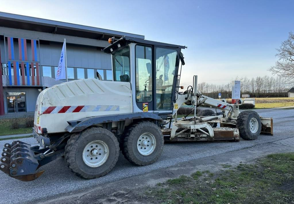 Zrovnávač New Holland 106.6 mit Ripper: obrázok 5