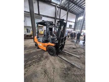 Dieselový vysokozdvižný vozík Original japan second hand toyota fd30 in good condition used forklift for sale in shanghai: obrázok 2