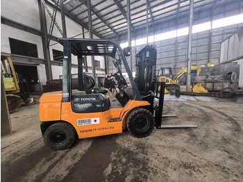 Dieselový vysokozdvižný vozík Original japan second hand toyota fd30 in good condition used forklift for sale in shanghai: obrázok 3