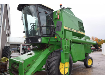 Obilný kombajn JOHN DEERE
