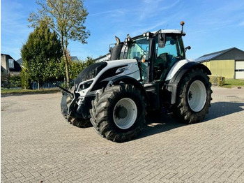 Traktor VALTRA T214