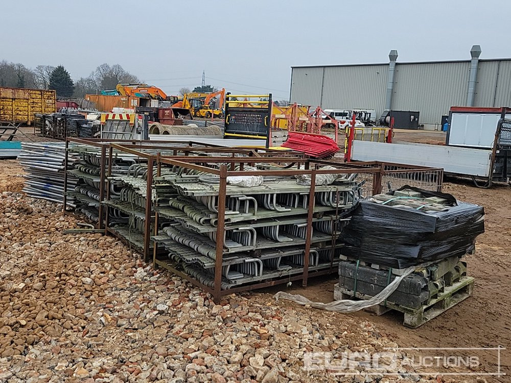 Stavebné zariadenia Bundle of Heras Fencing, Pallet of Heras Fencing Feet (2 of), Stillage of Basket Hooks ( 5 of): obrázok 7